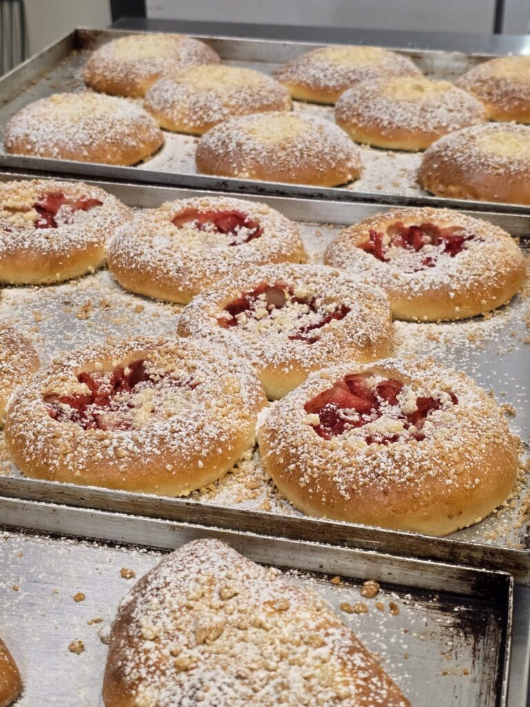 Drożdżówki z truskawkami
